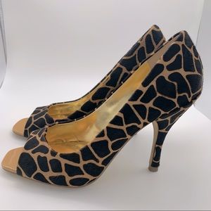 🎉HP🎉 BCBGirls Peep Toe Pumps 8M Ariel Giraffe
